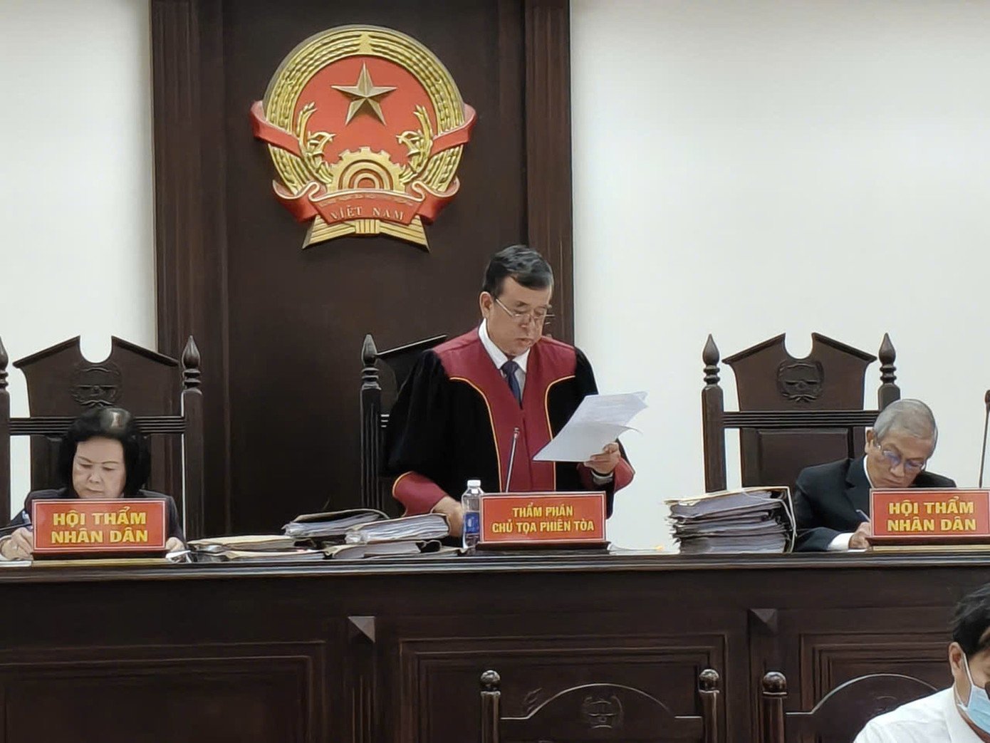 23-1758616405-trum-giang-ho-binh-kiem-bi-phat-12-nam-tu-vi-mua-ban-tang-tru-vu-khi-trai-phep.jpg