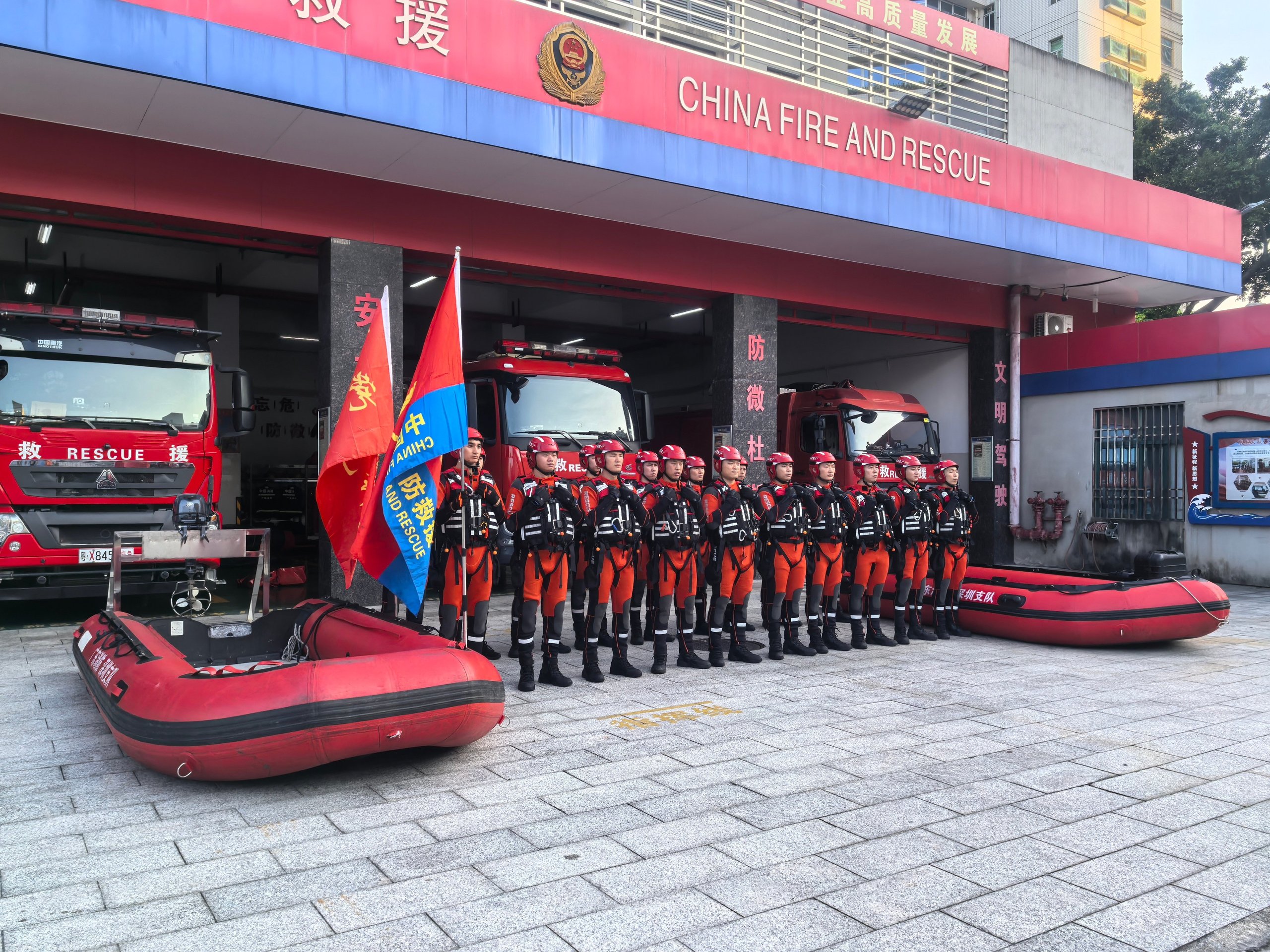 23-1758619366-sieu-bao-ragasa-de-doa-tan-pha-hong-kong-quang-dong.jpeg