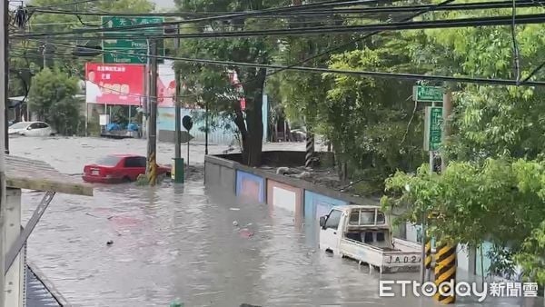 Clip kinh hoàng trong siêu bão Ragasa: Dòng bùn cuồn cuộn đổ ập khiến cả thị trấn chìm trong biển nước, người dân bám cột điện cầu cứu- Ảnh 3.