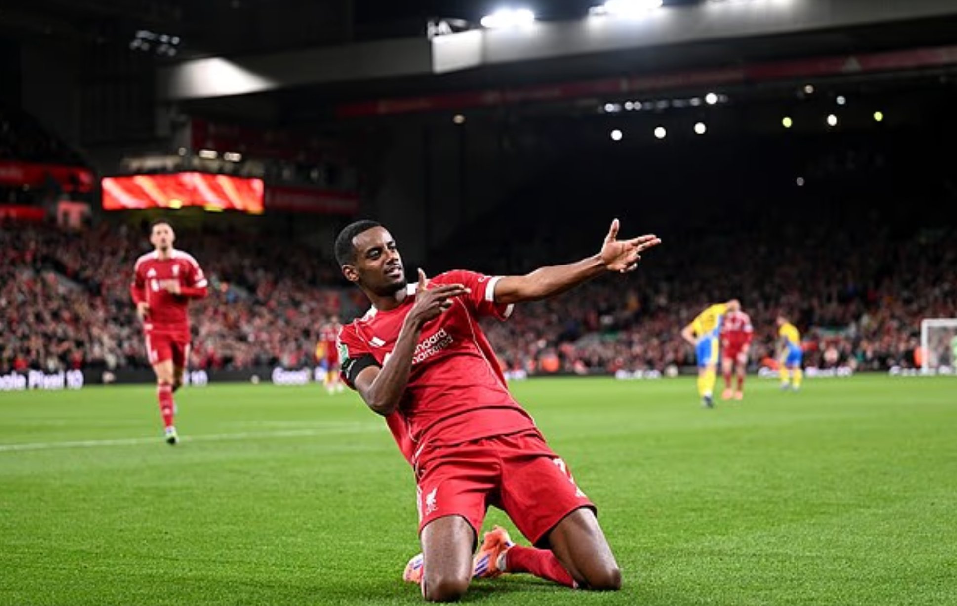 Ekitike làm người hùng lẫn tội đồ, Liverpool chật vật vượt vòng 3 League Cup- Ảnh 2.