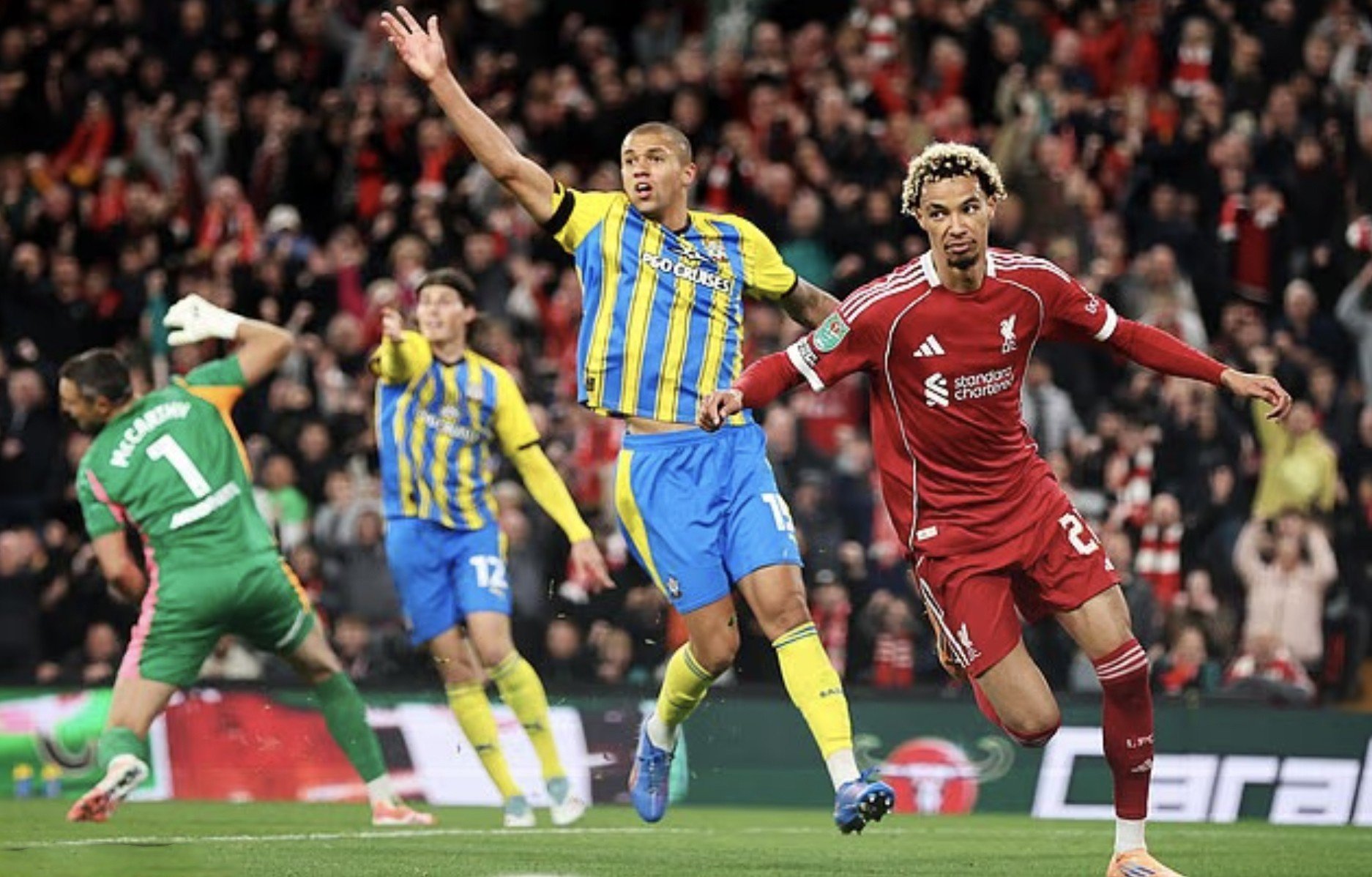 Ekitike làm người hùng lẫn tội đồ, Liverpool chật vật vượt vòng 3 League Cup- Ảnh 3.