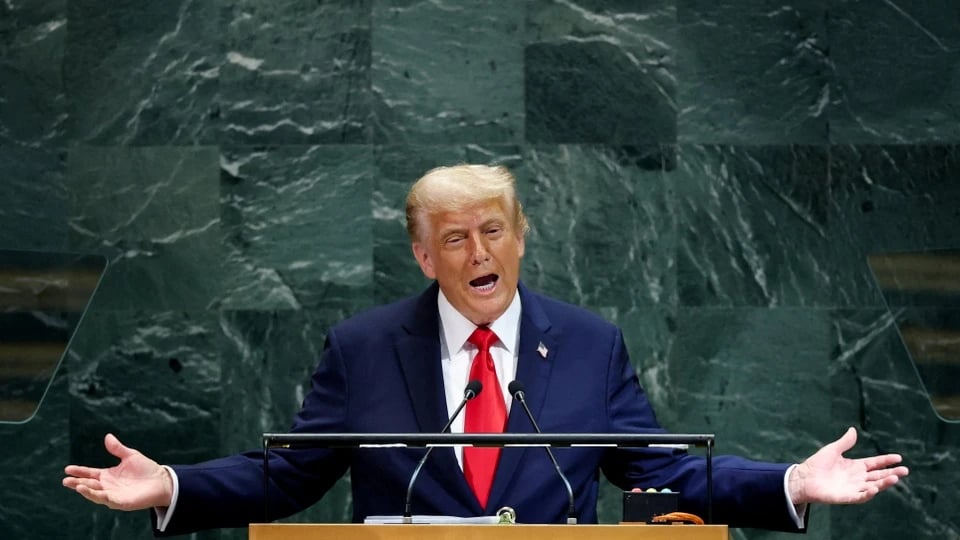 24-1758686088-ong-trump-che-bai-tru-so-lien-hop-quoc.jpg