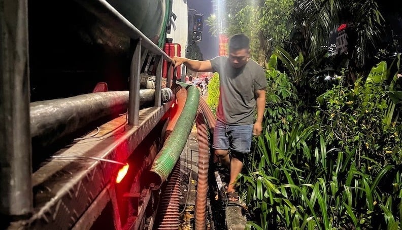 Bắt ổ nhóm xả trộm gần 50m3 chất thải xuống sông Tô Lịch, -2