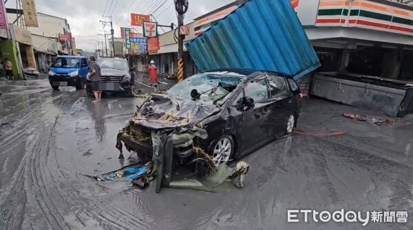 Xót xa cụ bà 87 tuổi bị bùn lũ do siêu bão Ragasa vùi lấp ngay trong nhà, con gái đau đớn: 