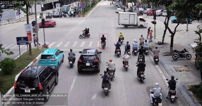 Camera AI phát hiện người đi xe máy vượt đèn đỏ trên phố Phạm Văn Bạch. Ảnh: Cục CSGT