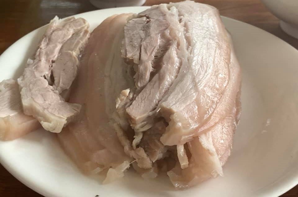 Bỏ thêm thứ này vào nồi, thịt luộc không còn bị hôi, miếng nào cũng trắng tinh, ngon ngọt - Ảnh 3.