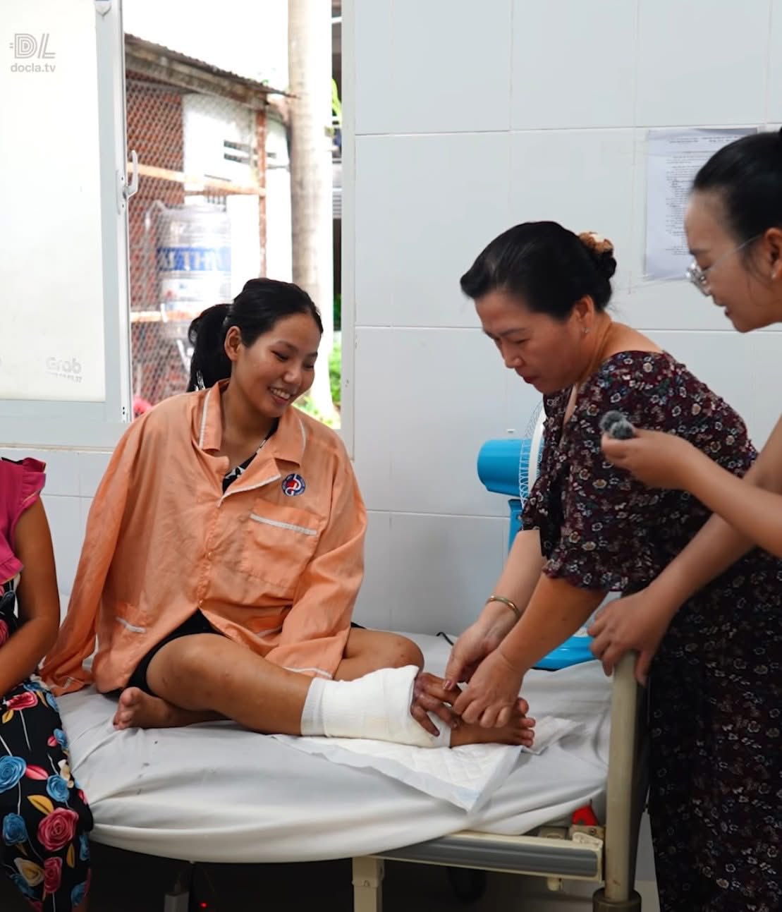 CĐM vỡ òa trước kỳ tích y học Việt Nam: Thai phụ bị tai nạn, được ghép tạm bàn tay đứt lìa vào chân chờ ngày nối lại- Ảnh 3.