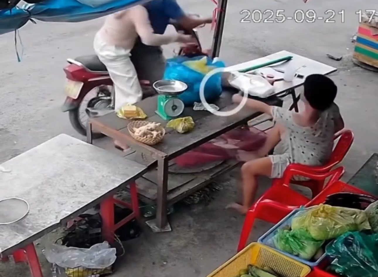 Vụ người phụ nữ bại liệt qua đời sau khi bị cướp điện thoại: Người mẹ lên tiếng về tin đồn tự tử- Ảnh 2.