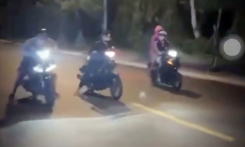 Xử lý hai nam thanh niên điều khiển xe mô tô diễu võ dương oai trên đường -0