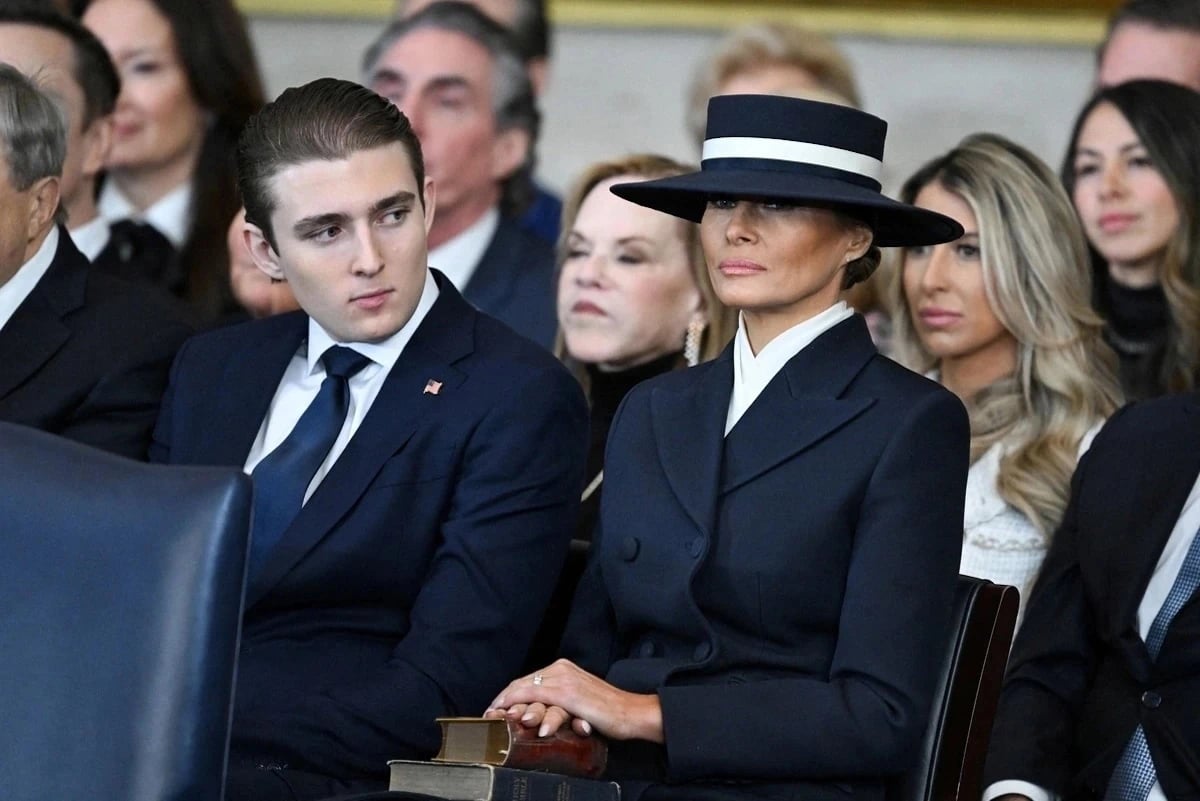 26-1758869589-barron-trump-19-tuoi-giau-hon-me-va-chi-gai-ivanka.jpg