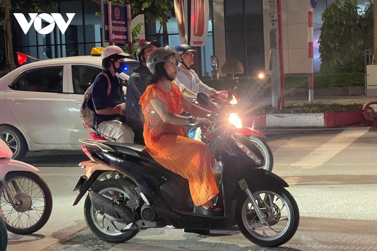 ha noi thi diem lap camera ai phat nguoi, y thuc nguoi di duong khac han hinh anh 11