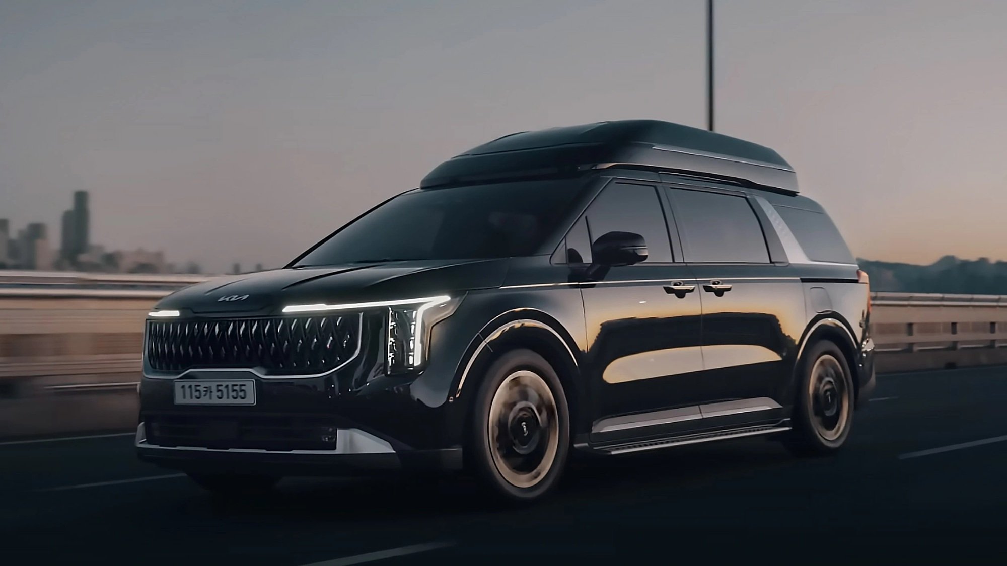 Kia Carnival bản 'chủ tịch' ra mắt Việt Nam cuối tuần này: Nội thất dễ thêm ghế massage, màn hình lớn phía sau, nóc xe có chi tiết đặc biệt- Ảnh 4.