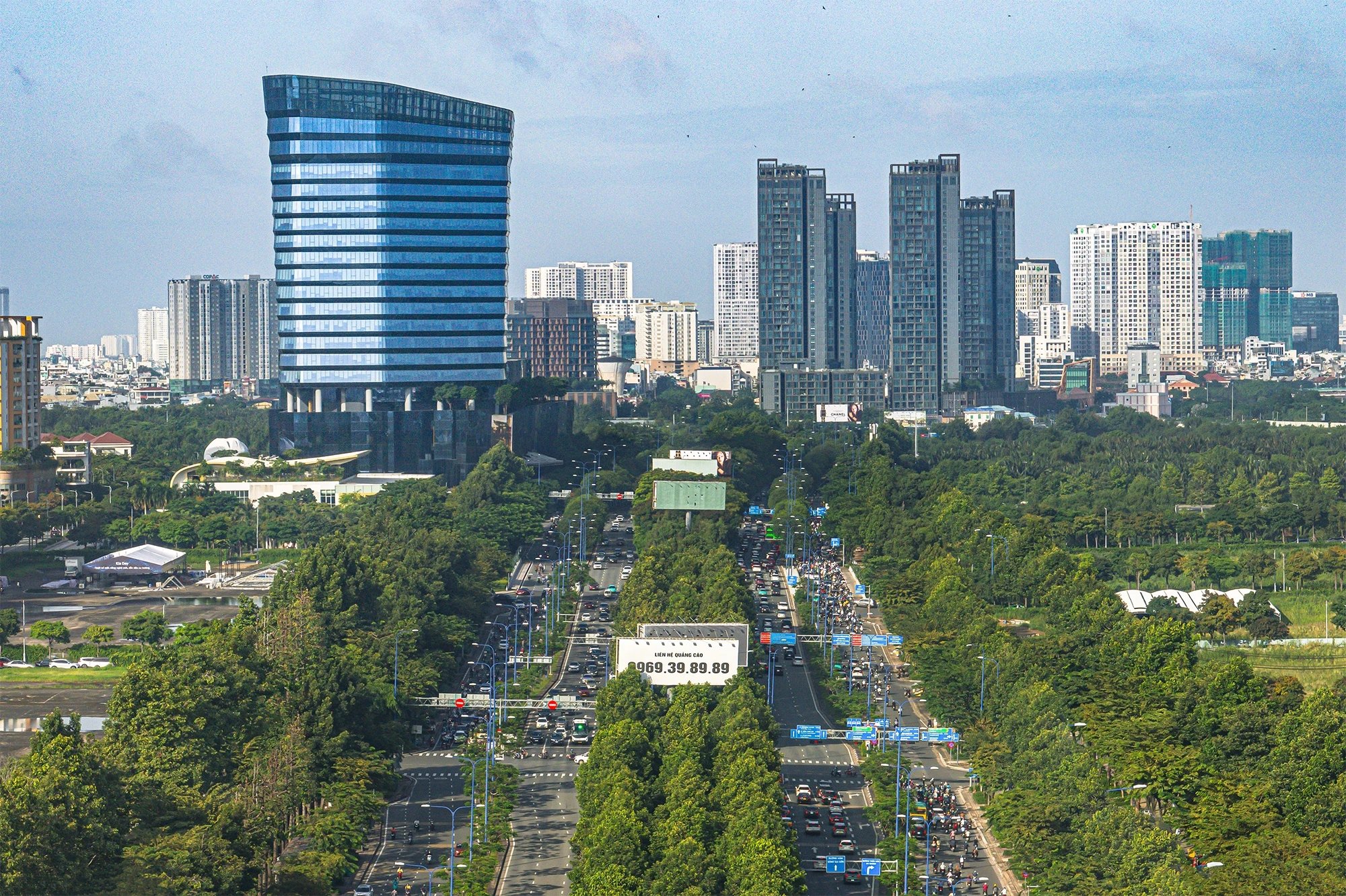 27-1758939496-hien-trang-tuyen-duong-dau-tien-sap-co-lan-xe-dap-o-tphcm.jpg