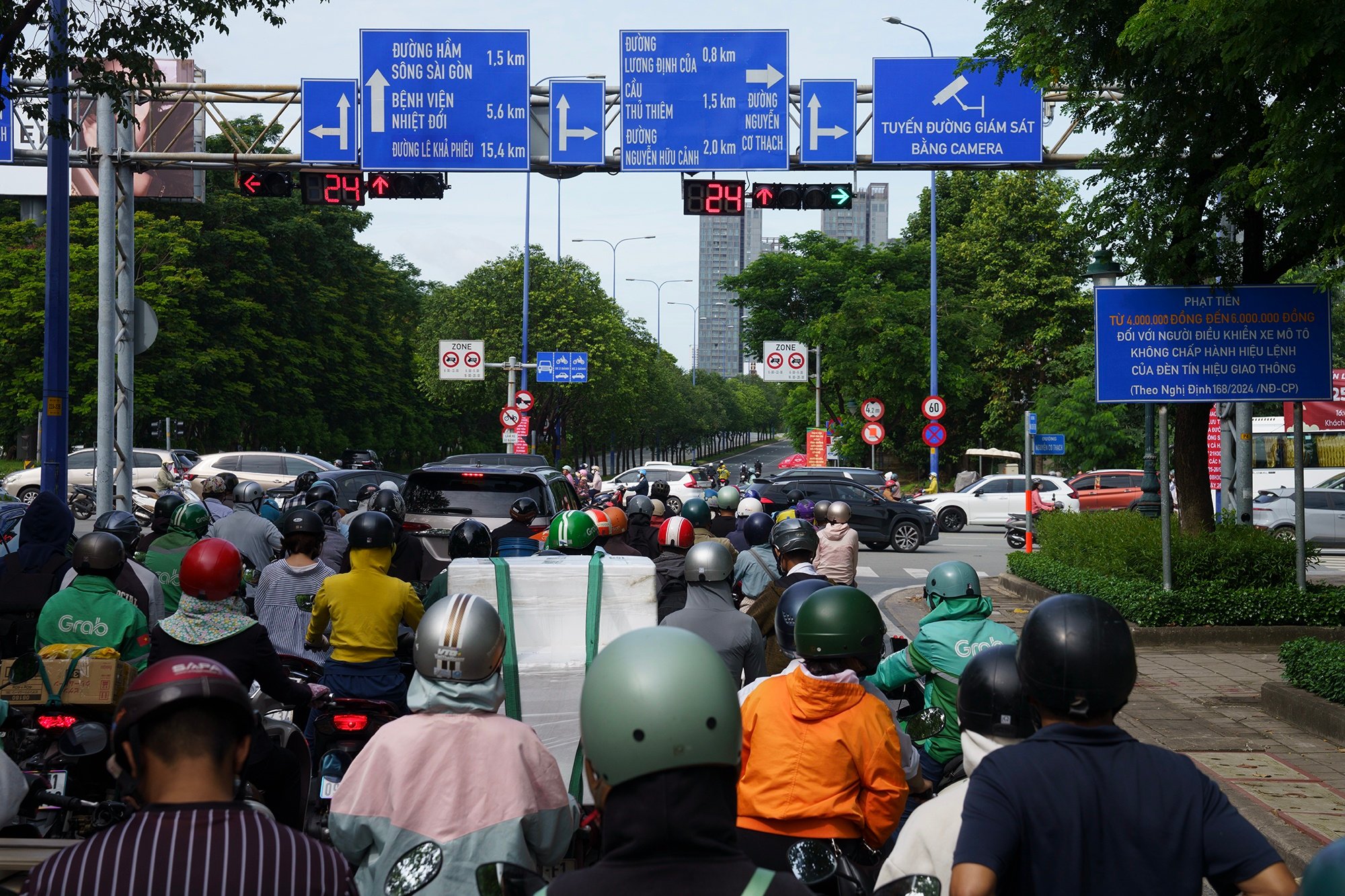 27-1758939499-hien-trang-tuyen-duong-dau-tien-sap-co-lan-xe-dap-o-tphcm.jpg