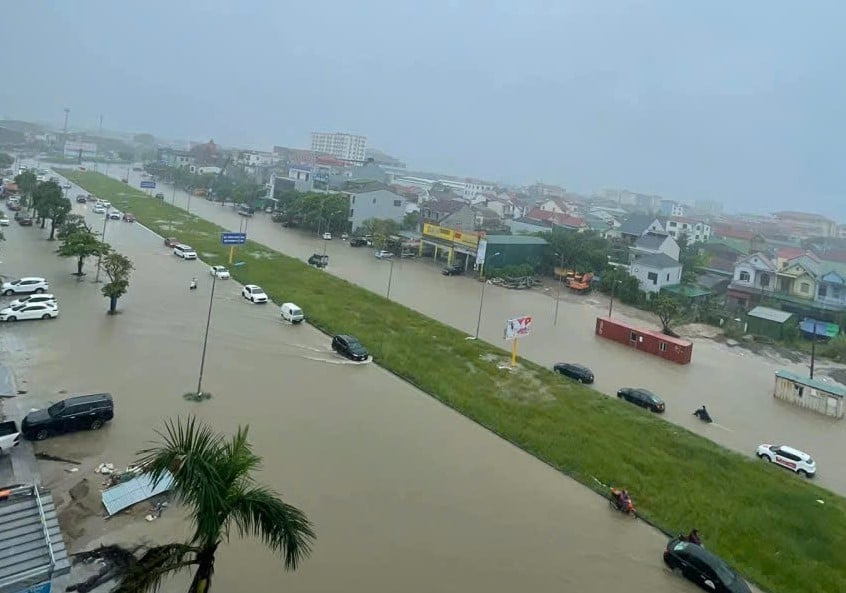 Mưa trắng trời, đường phố biến thành sông trước khi bão số 10 Bualoi giật cấp 15 đổ bộ- Ảnh 2.