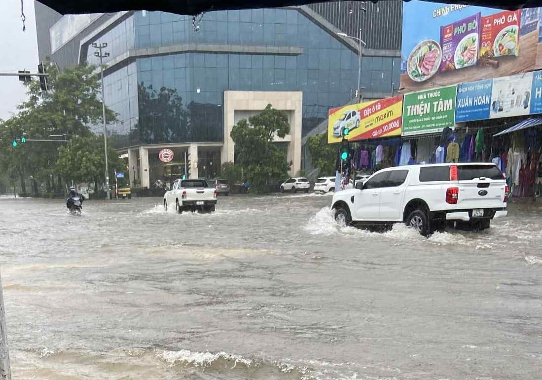 Mưa trắng trời, đường phố biến thành sông trước khi bão số 10 Bualoi giật cấp 15 đổ bộ- Ảnh 3.