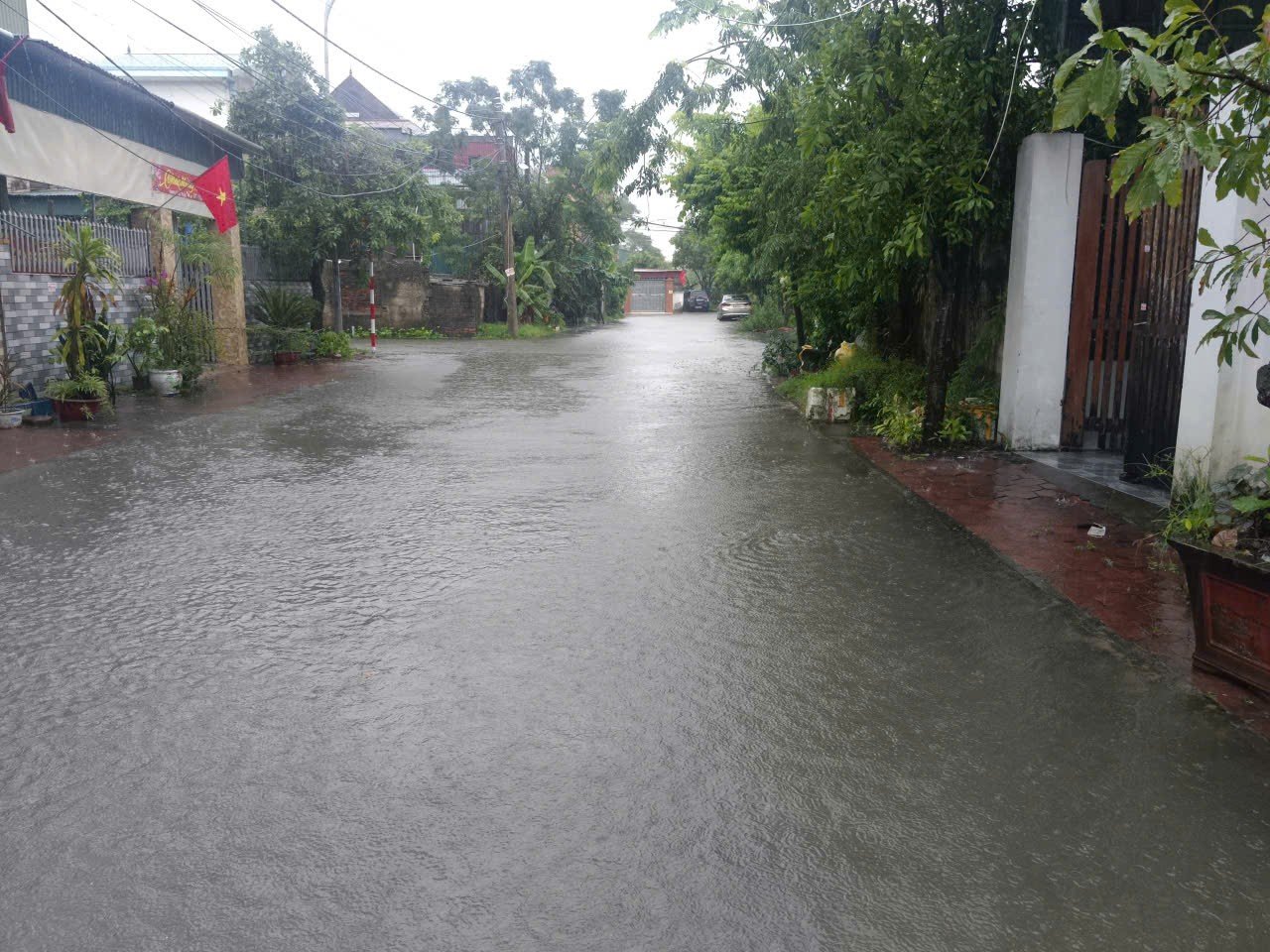 Mưa trắng trời, đường phố biến thành sông trước khi bão số 10 Bualoi giật cấp 15 đổ bộ- Ảnh 5.