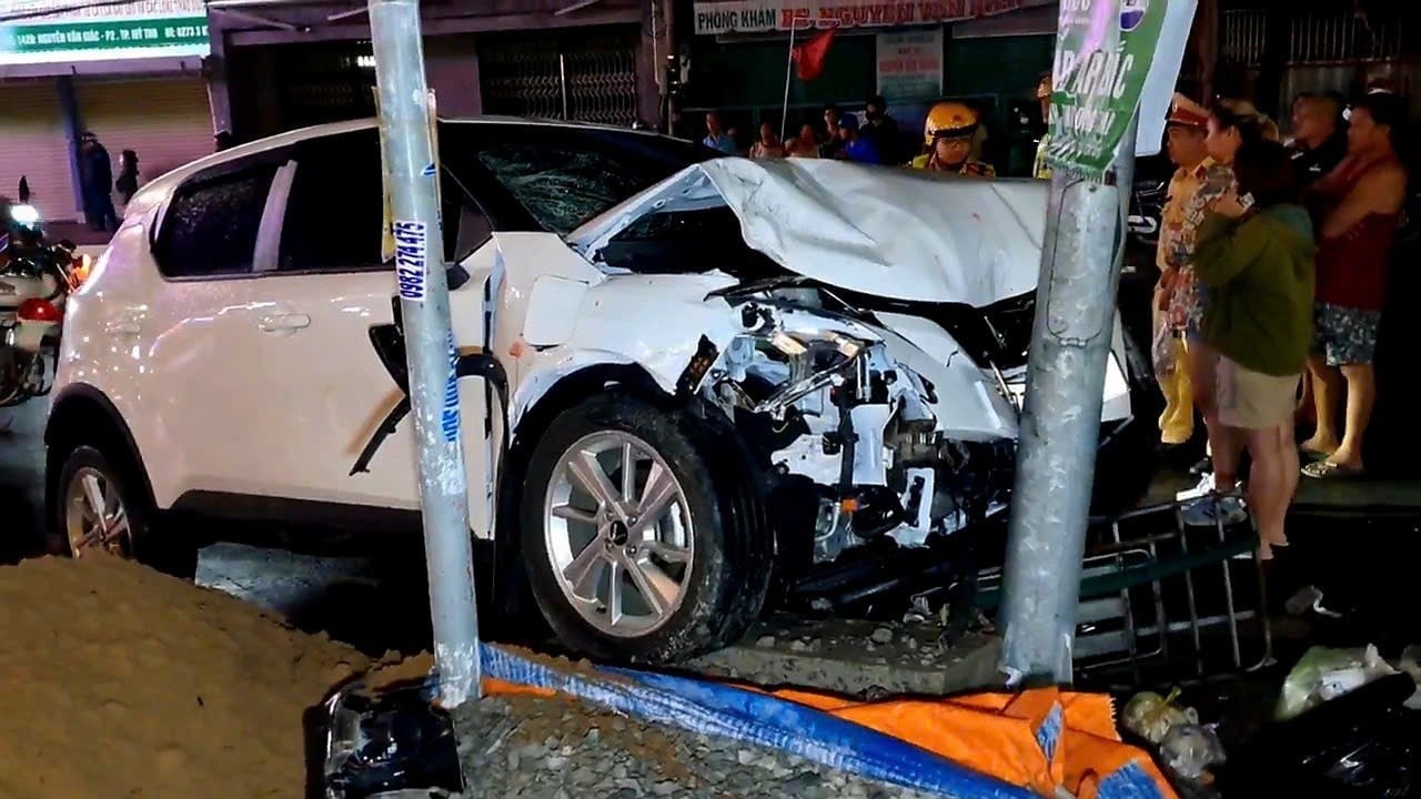 Ô tô tông liên hoàn xe máy, 2 người thương vong- Ảnh 1.