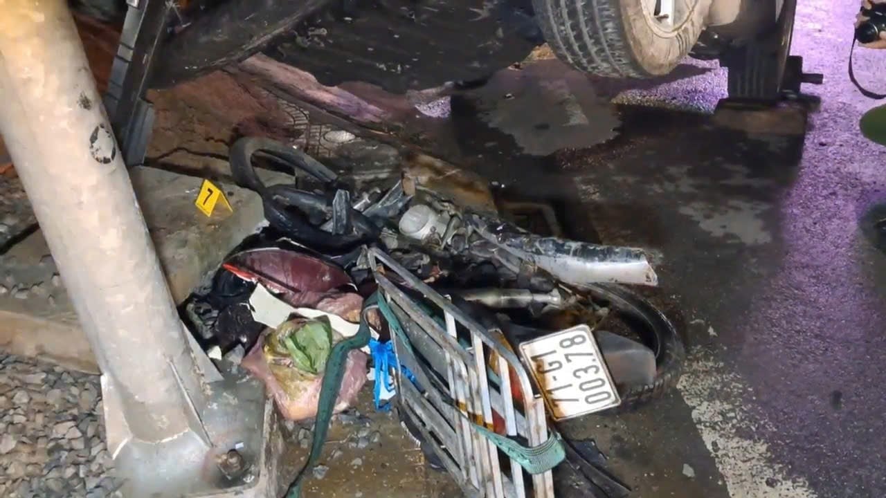 Ô tô tông liên hoàn xe máy, 2 người thương vong- Ảnh 4.