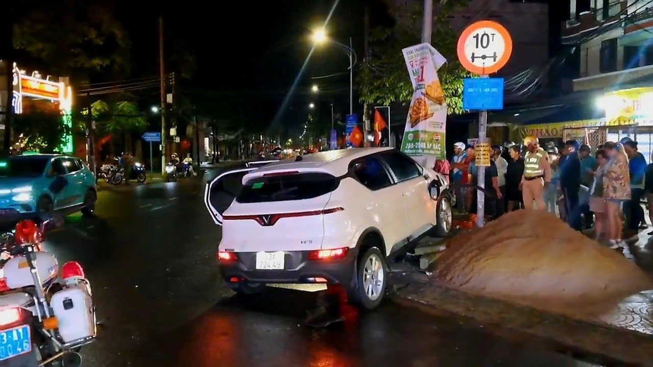 Ô tô tông liên hoàn xe máy, 2 người thương vong- Ảnh 5.