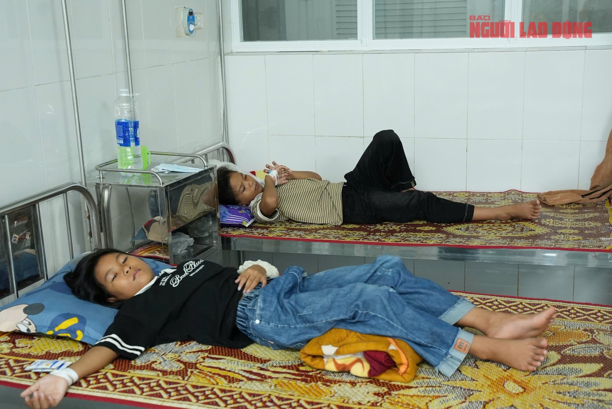 Vụ 40 học sinh nhập viện: Nhân viên y tế 