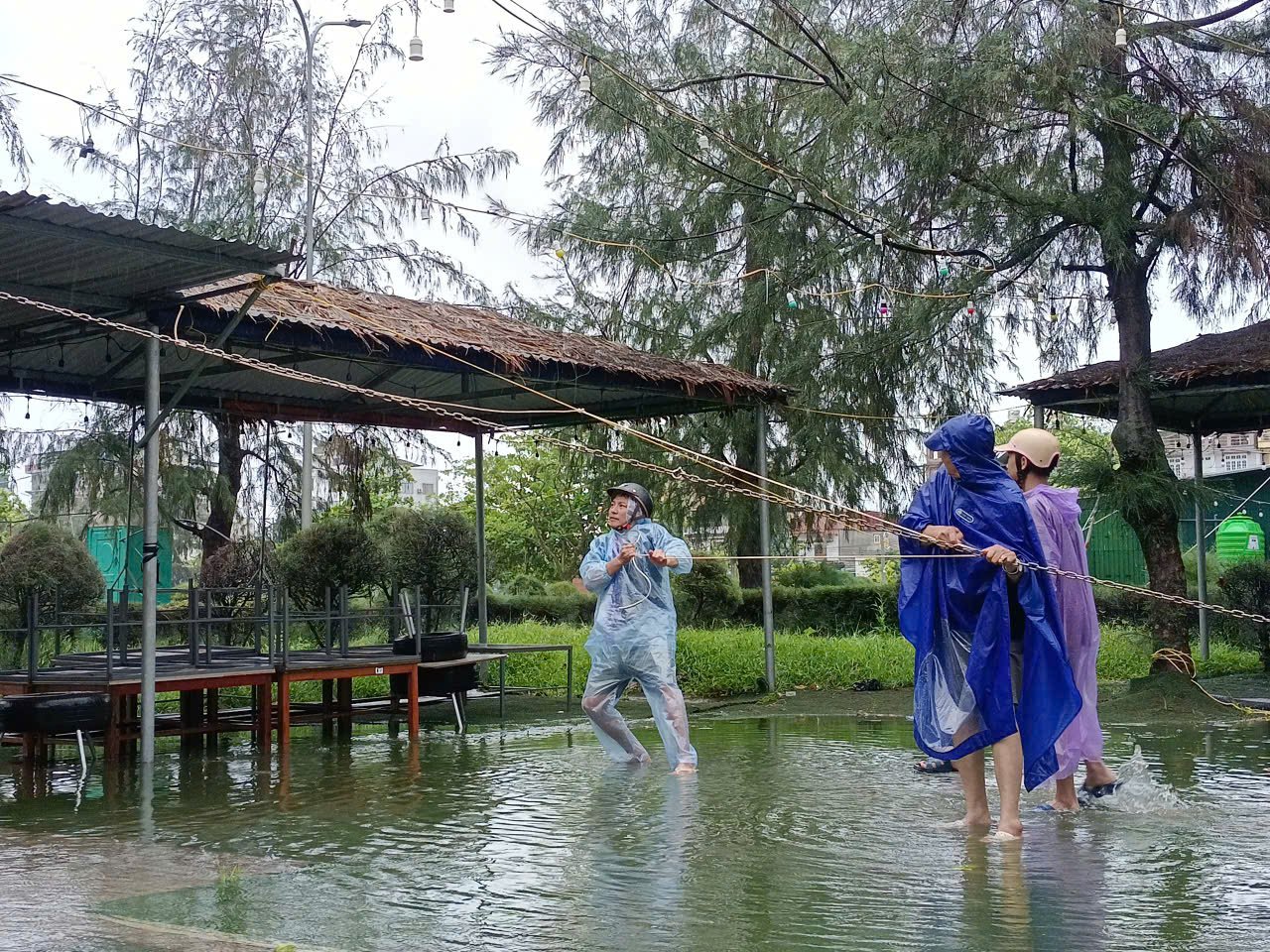 28-1759063253-nhung-thiet-hai-dau-tien-khi-bao-so-10-bualoi-chua-do-bo-1-nguoi-chet-4-nguoi-mat-tich.webp