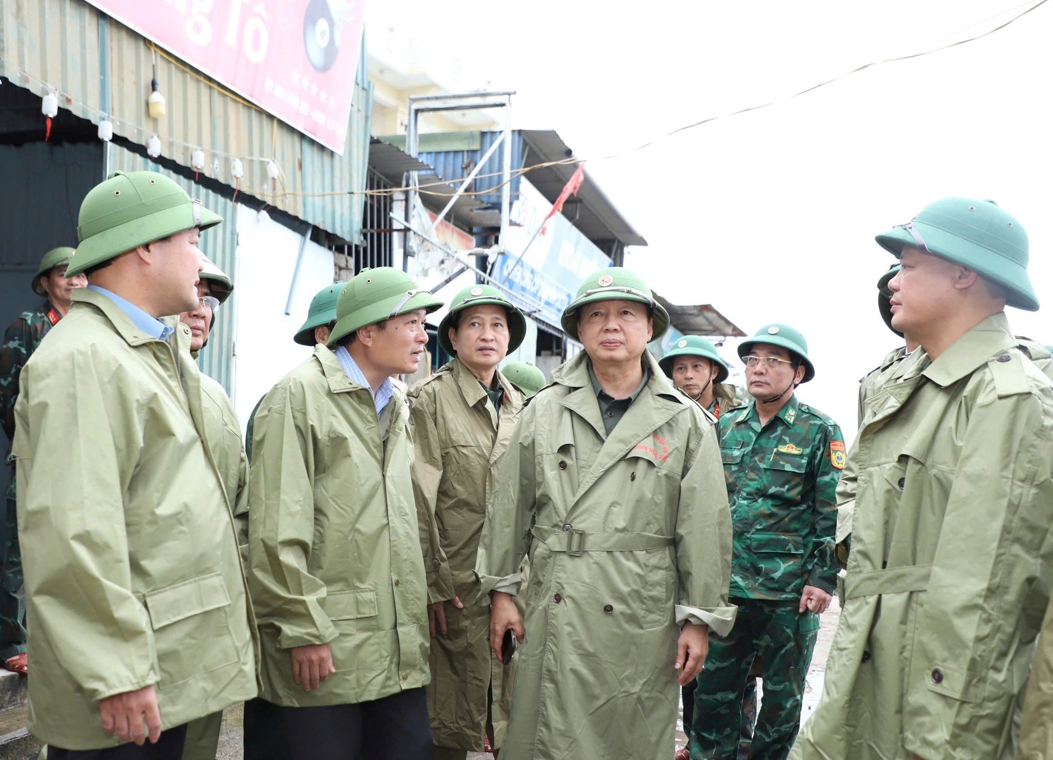 28-1759064902-nhung-thiet-hai-dau-tien-khi-bao-so-10-bualoi-chua-do-bo-1-nguoi-chet-4-nguoi-mat-tich.webp
