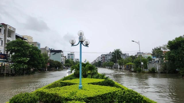 29-1759102402-nhung-thiet-hai-dau-tien-khi-bao-so-10-bualoi-chua-do-bo-1-nguoi-chet-4-nguoi-mat-tich.webp