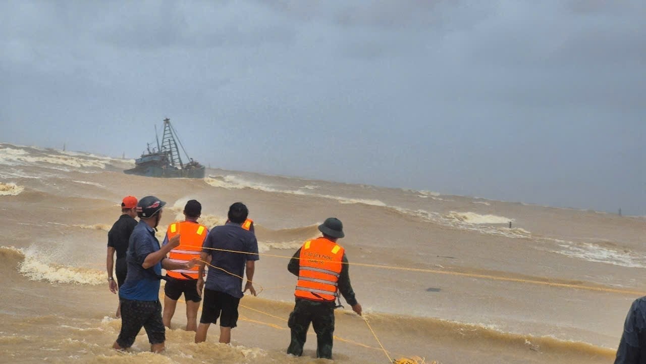 186 chuyến bay bị ảnh hưởng, đường sắt Bắc - Nam gãy ray vì bão Bualoi- Ảnh 1.