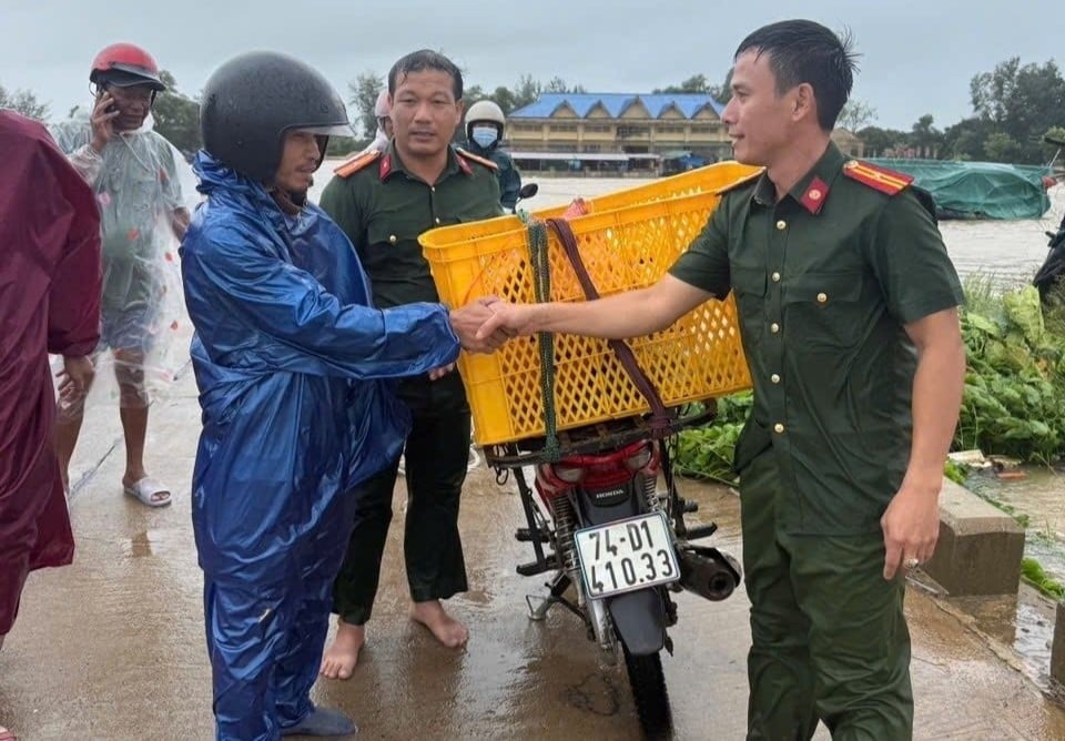 28-1759071411-cong-an-xa-lan-vot-xe-hang-cua-shipper-bi-lu-cuon-troi-o-quang-tri.jpg