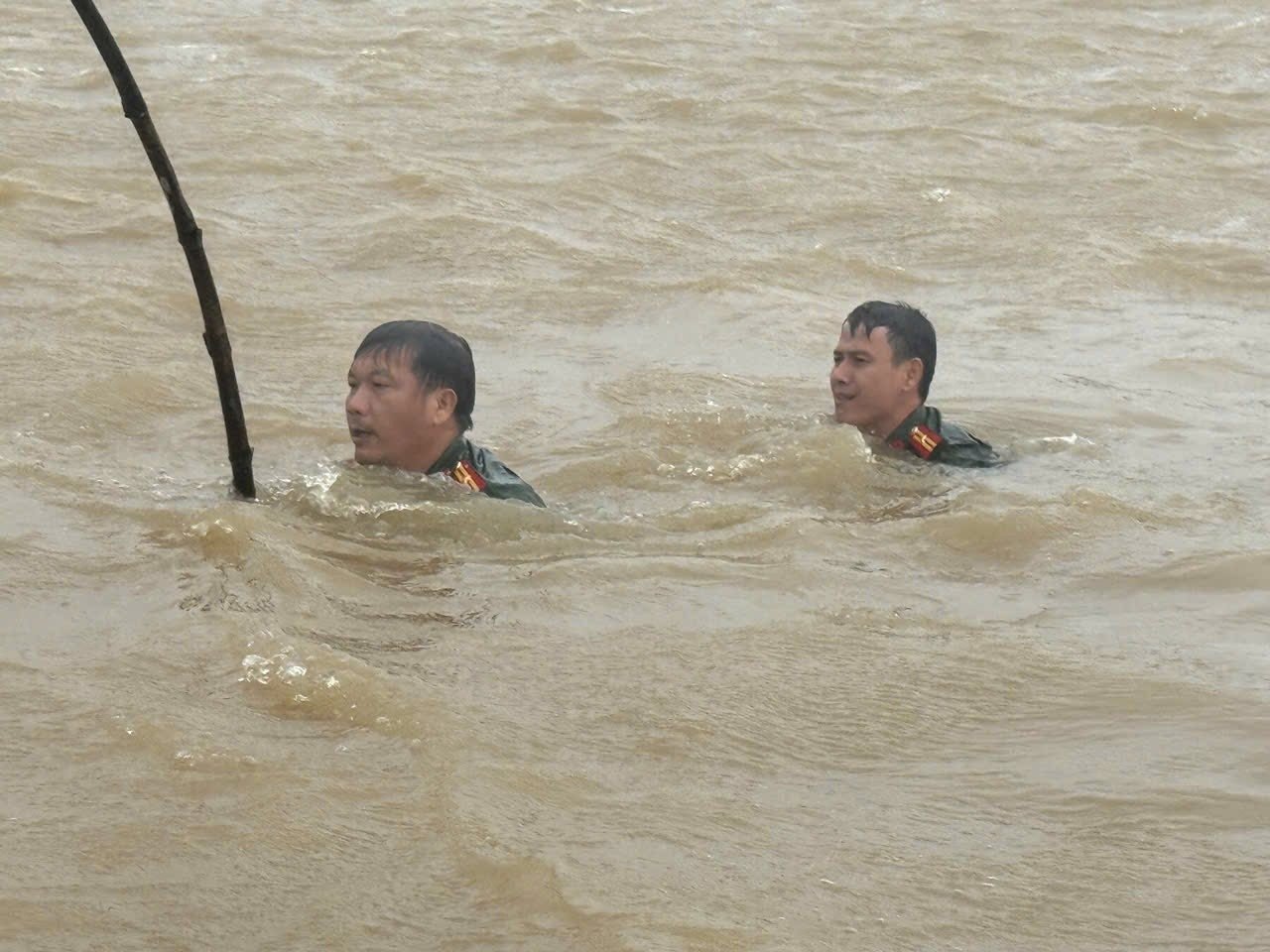 28-1759071412-cong-an-xa-lan-vot-xe-hang-cua-shipper-bi-lu-cuon-troi-o-quang-tri.jpg