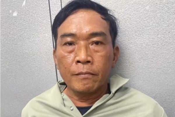 29-1759104062-bat-doi-tuong-xe-om-ha-guc-du-khach-nuoc-ngoai-tu-ong-tau-thuoc-la.jpg