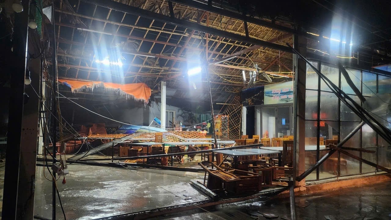 Hình ảnh tan hoang ở nơi tâm Bão số 10 quần thảo suốt đêm- Ảnh 4.