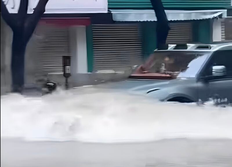 Ngập nặng do bão nhưng 'tàu ngầm 4 bánh' của Trung Quốc vẫn ung dung lội: Dân tố đi đến đâu hỏng đến đấy- Ảnh 2.
