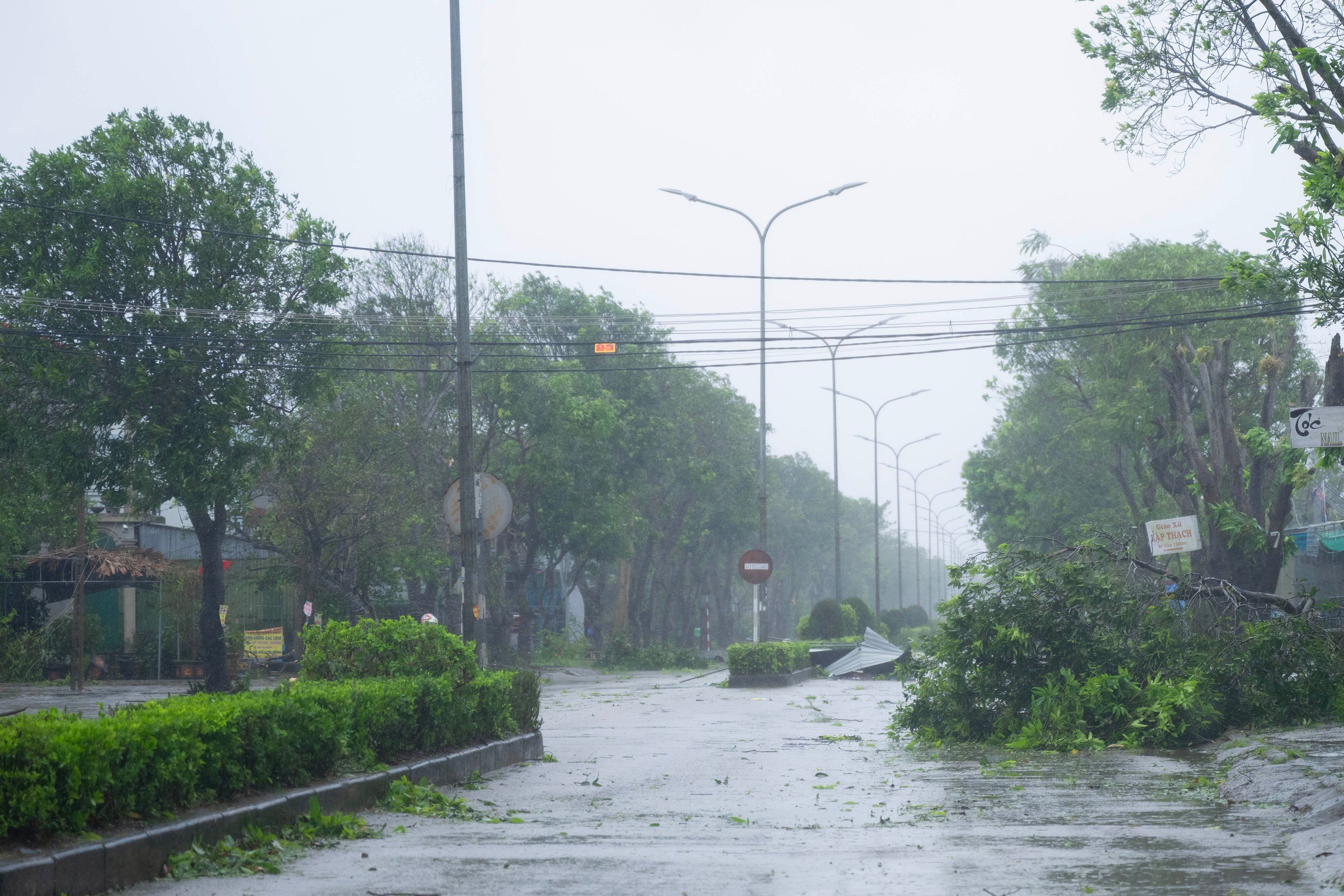Bão số 10 Bualoi gây thiệt hại nặng nề: Lốc xoáy kéo sập nhiều nhà dân ở Ninh Bình, 6 người thiệt mạng- Ảnh 9.