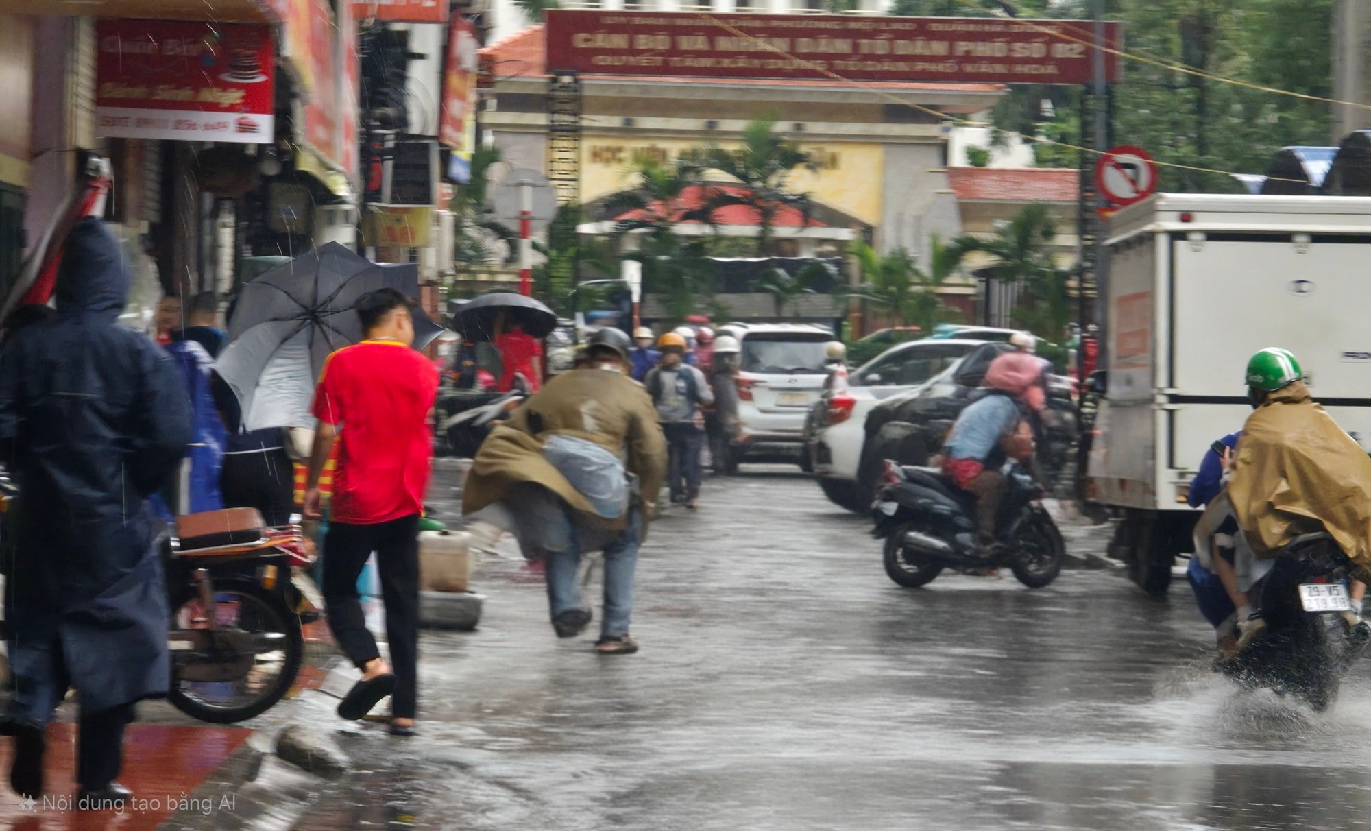Hà Nội mưa lớn sáng đầu tuần do ảnh hưởng bão số 10, đường phố tắc cứng, người dân chật vật di chuyển- Ảnh 1.