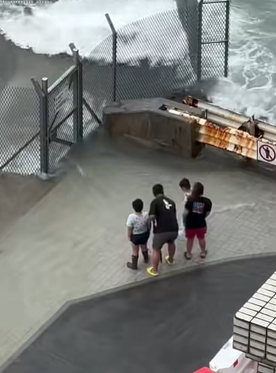 Người cha bị cảnh sát bắt vì đưa con đi ngắm sóng biển giữa siêu bão Ragasa- Ảnh 2.
