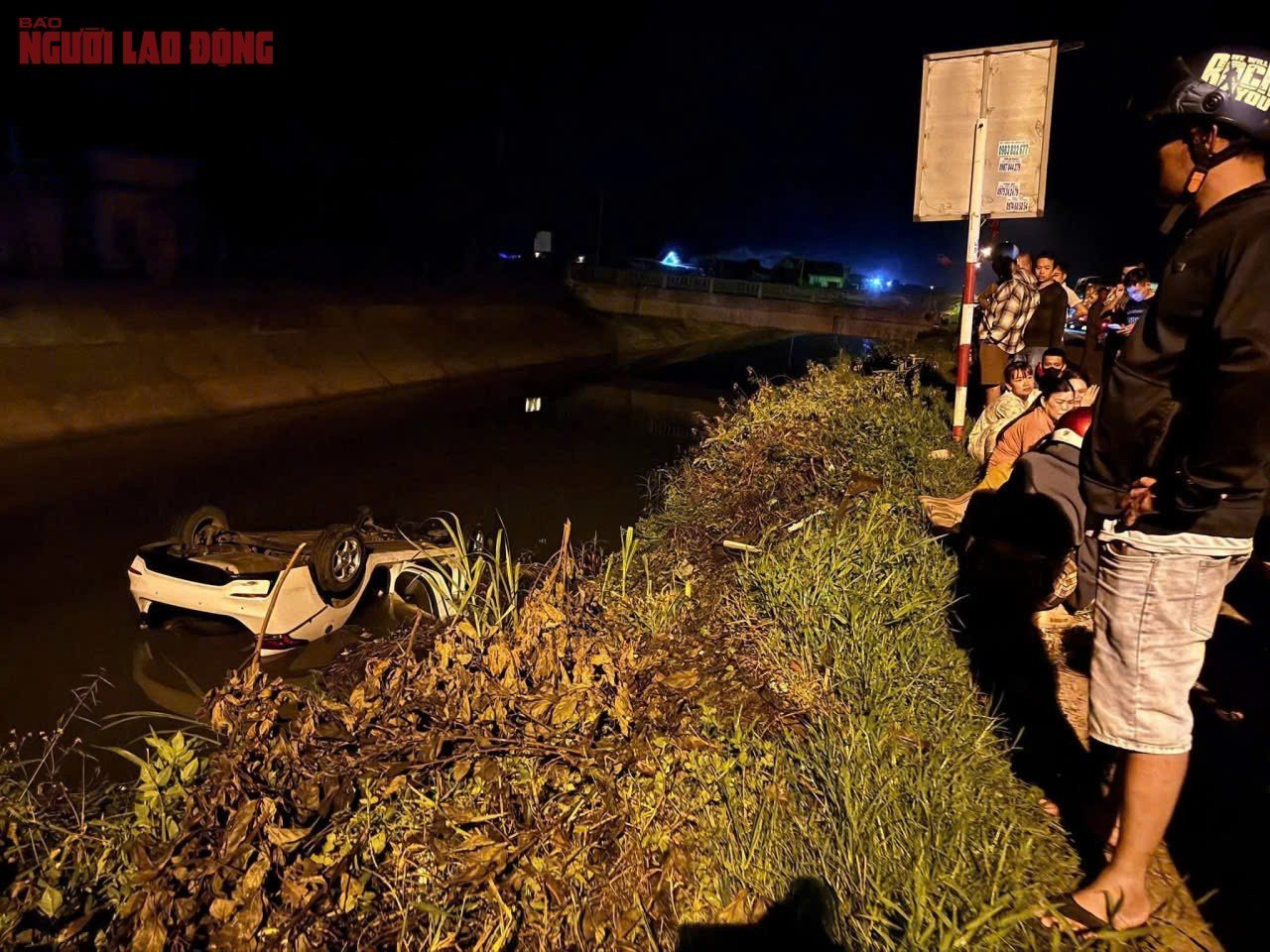 Nam thanh niên tử vong trong ô tô lật ngửa dưới mương nước- Ảnh 1.