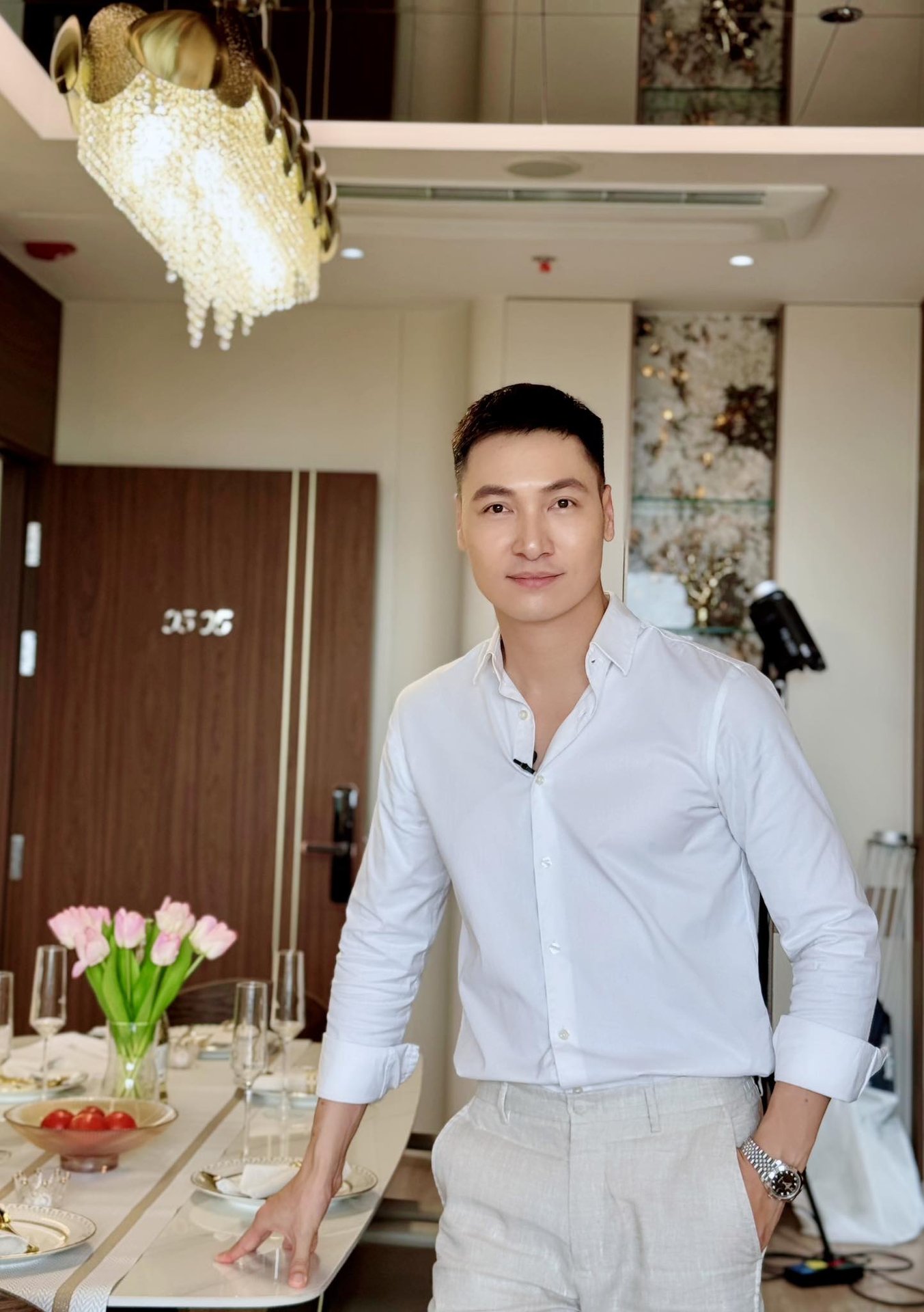 Ngoại hình của nam nghệ sĩ hào hoa, yêu vợ bậc nhất showbiz, có nhà từ Hà Nội đến Hưng Yên, Phú Thọ- Ảnh 2.