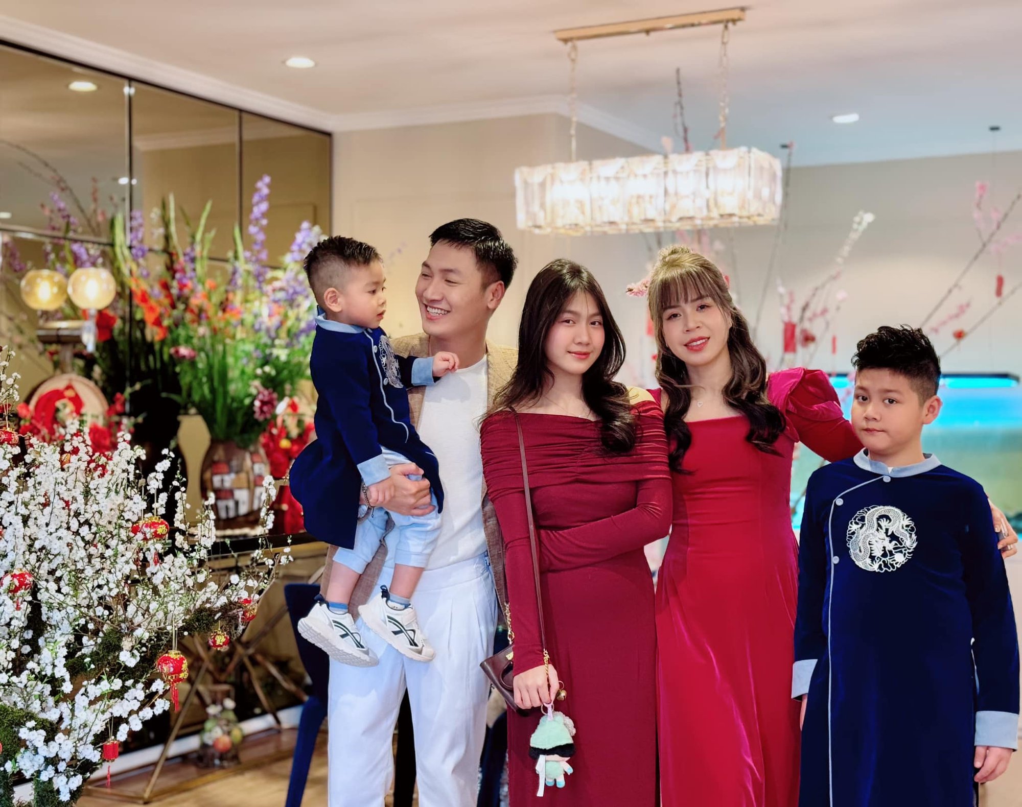 Ngoại hình của nam nghệ sĩ hào hoa, yêu vợ bậc nhất showbiz, có nhà từ Hà Nội đến Hưng Yên, Phú Thọ- Ảnh 8.
