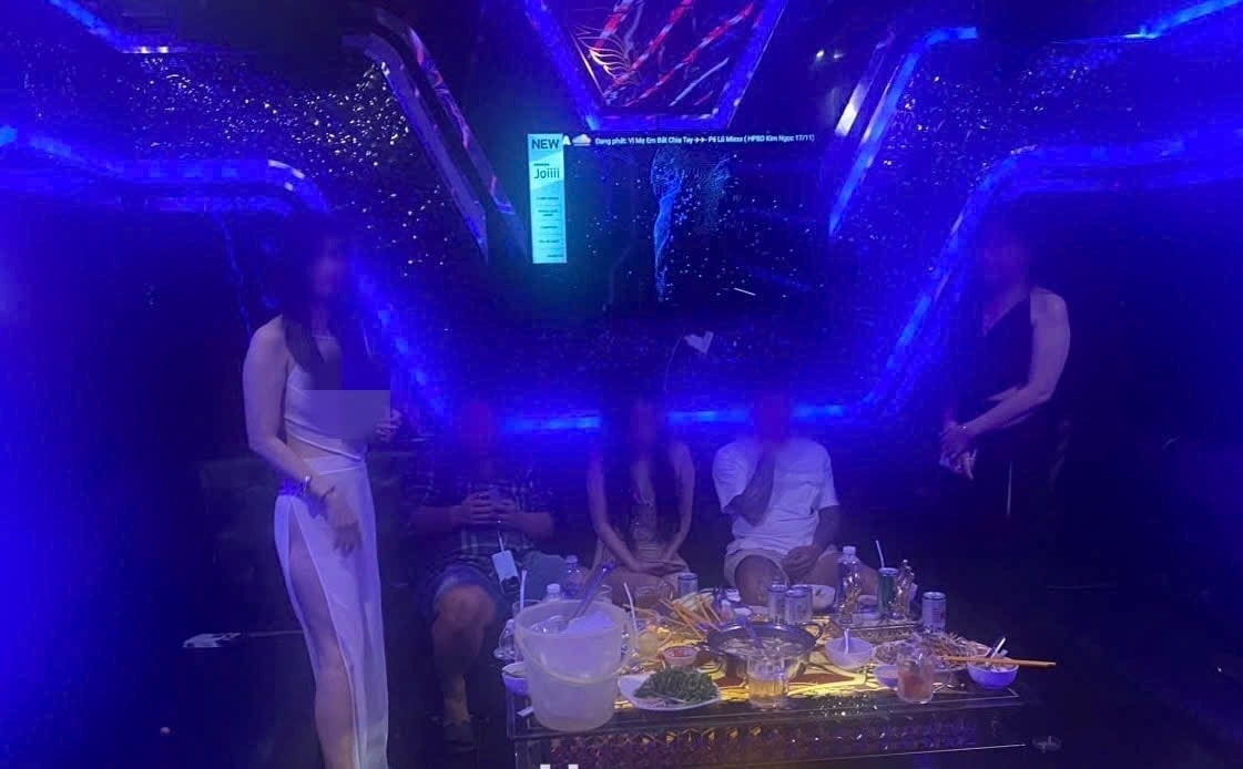 Đột kích quán karaoke, bắt quả tang 4 nhân viên nữ mặc đồ xuyên thấu đang nhảy múa- Ảnh 1.