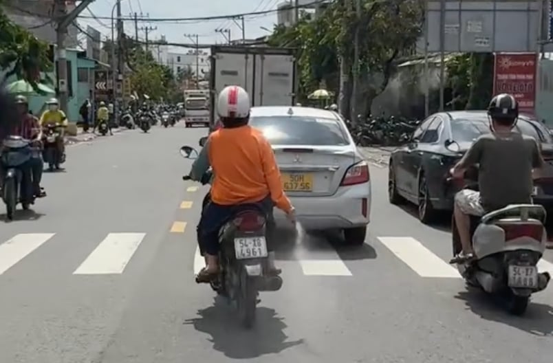 Cảnh sát xác minh video người phụ nữ rải bột lạ xuống đường ở TP HCM - Ảnh 1.