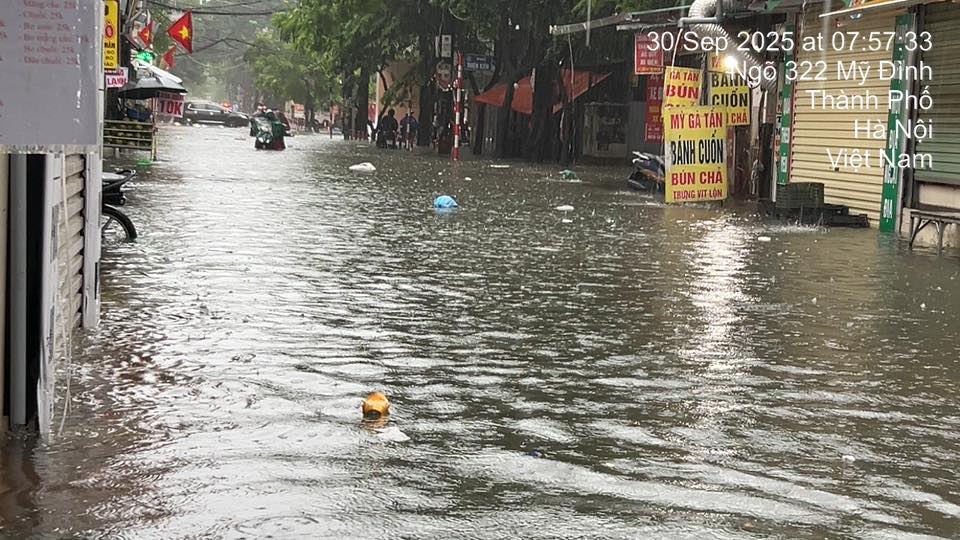 Hà Nội ngập nhiều tuyến đường, ùn tắc kéo dài do ảnh hưởng bão số 10 Bualoi, dân công sở chật vật di chuyển- Ảnh 4.