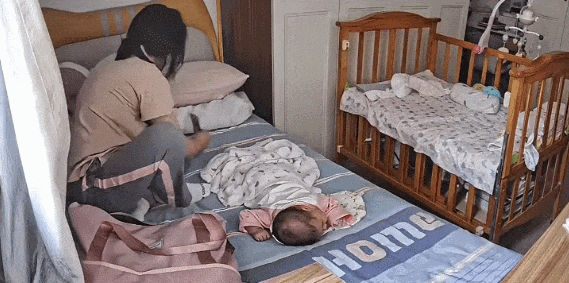 Ngày cuối cùng làm việc, cô bảo mẫu đặt phong bao lì xì dưới gối cho người mẹ mới sinh: "Bé hơi quấy nhưng em đừng lo lắng quá nhé!"- Ảnh 1.