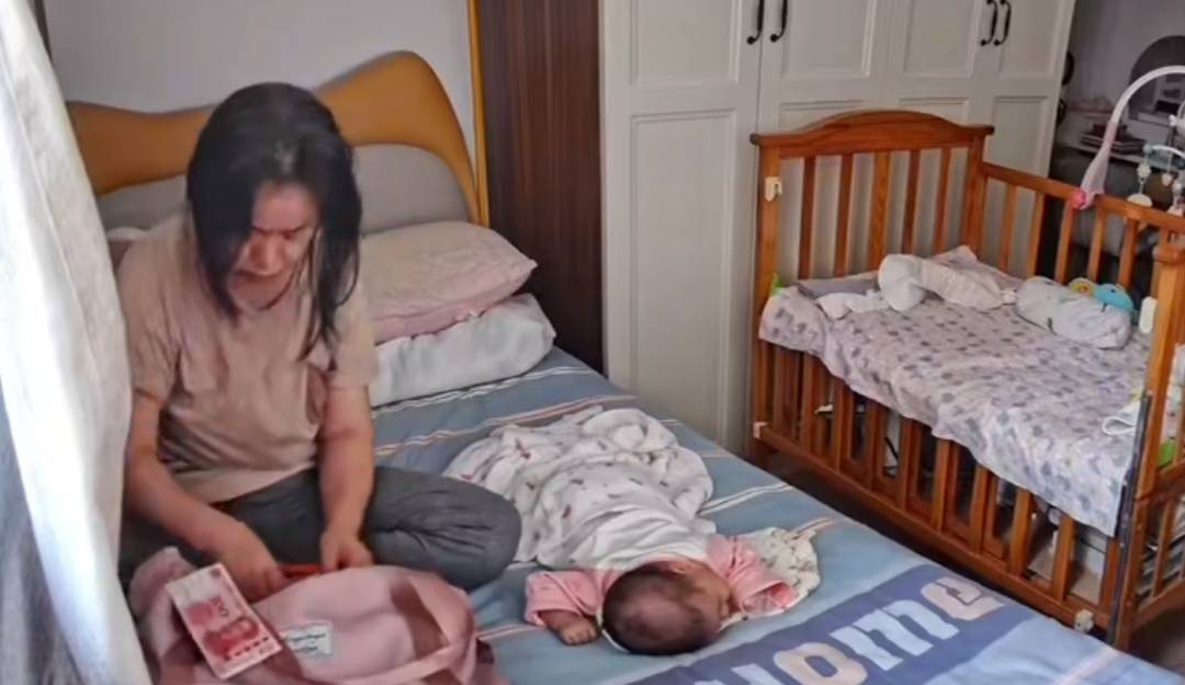 Ngày cuối cùng làm việc, cô bảo mẫu đặt phong bao lì xì dưới gối cho người mẹ mới sinh: "Bé hơi quấy nhưng em đừng lo lắng quá nhé!"- Ảnh 2.