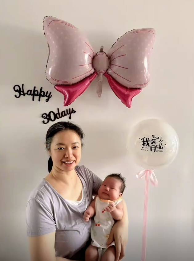 Ngày cuối cùng làm việc, cô bảo mẫu đặt phong bao lì xì dưới gối cho người mẹ mới sinh: "Bé hơi quấy nhưng em đừng lo lắng quá nhé!"- Ảnh 3.