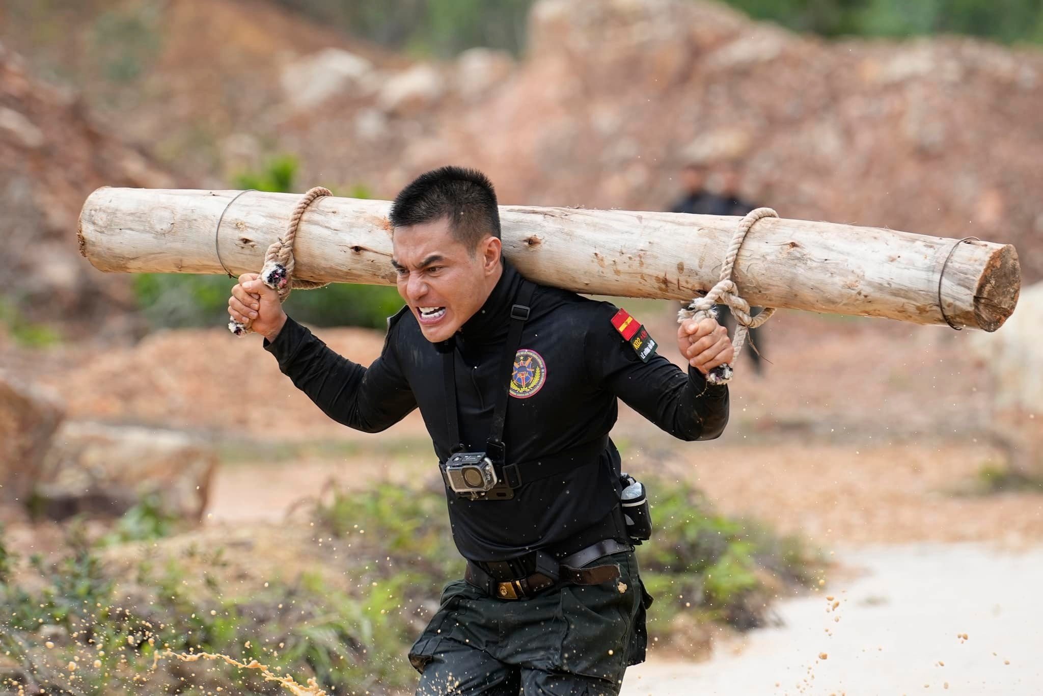 30-1759201853-le-duong-bao-lam-bi-ho-van-tim-hai-la.jpg