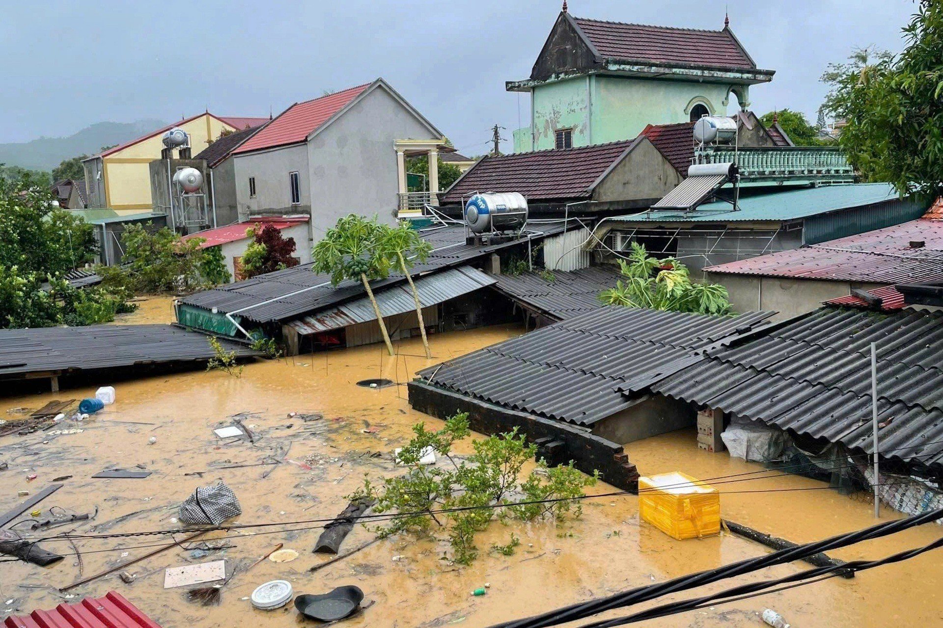 30-1759214559-nuoc-ngap-ngang-mai-nha-trong-tran-lu-chua-tung-co-o-xa-mien-nui-nghe-an.jpg
