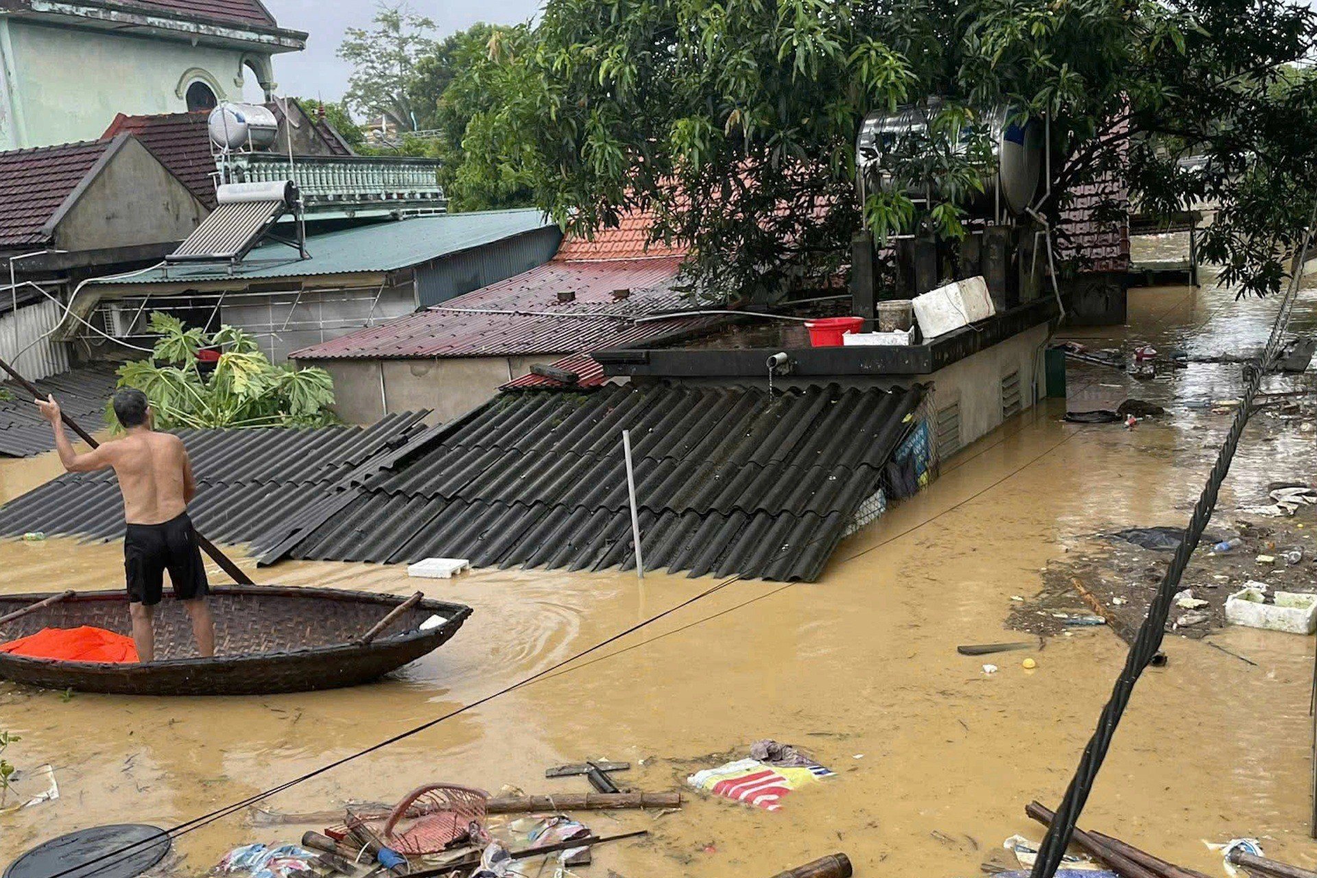 30-1759214559-nuoc-ngap-ngang-mai-nha-trong-tran-lu-chua-tung-co-o-xa-mien-nui-nghe-an.jpg