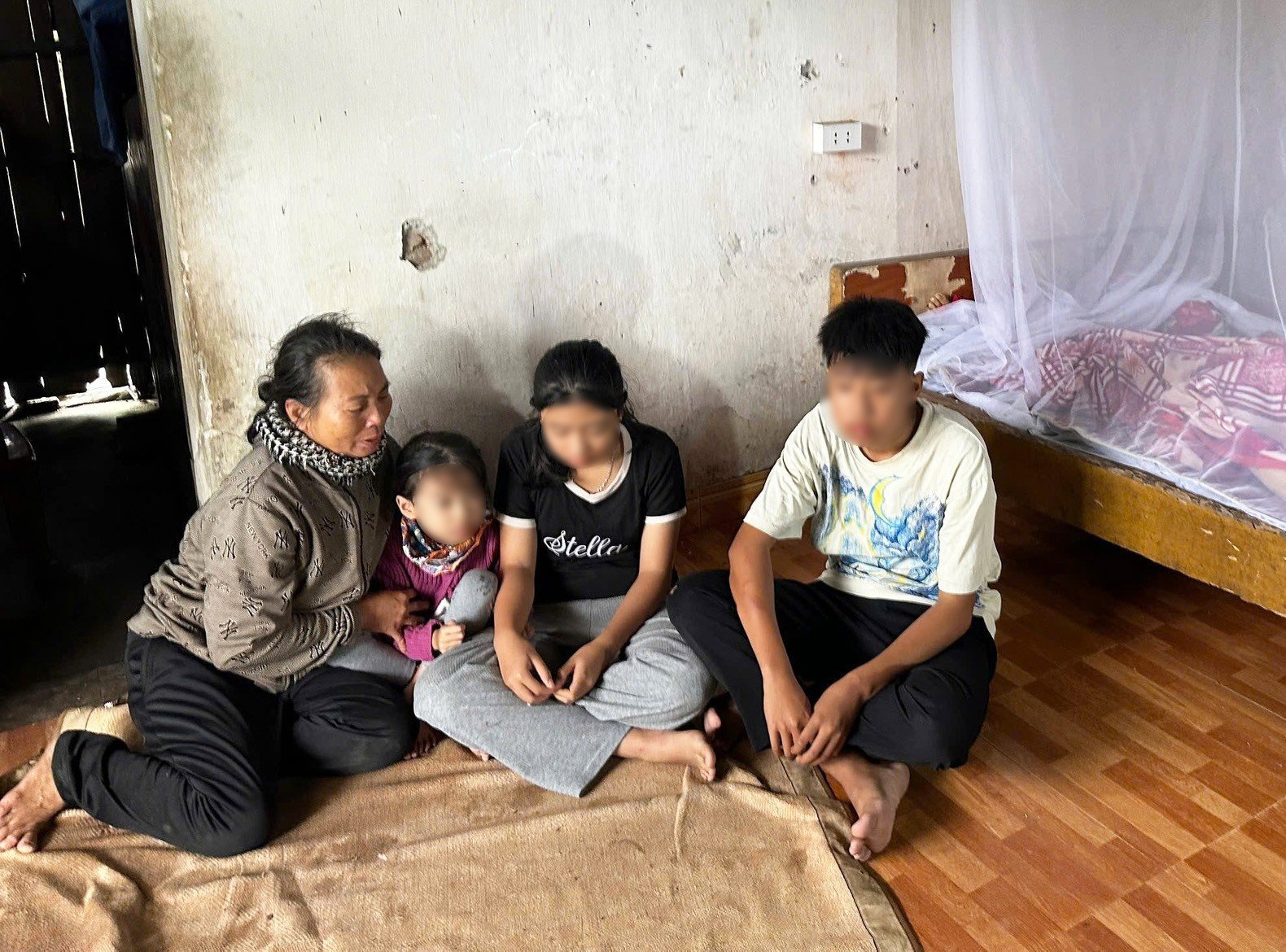 Lốc xoáy ở Ninh Bình: Nhói lòng cảnh 3 con thơ ngơ ngác bên linh cữu mẹ, bố bị thương nặng đang cấp cứu- Ảnh 1.